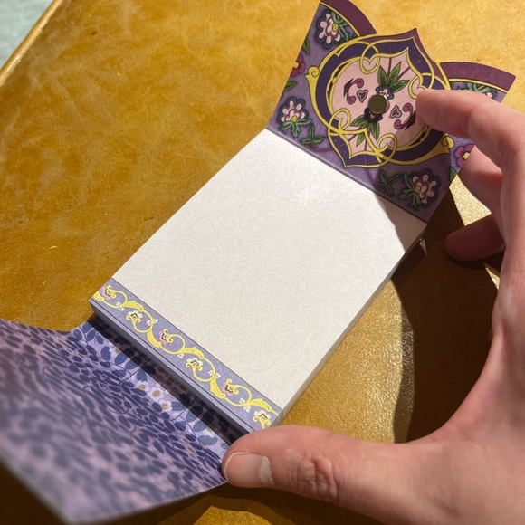 Glam gift set (worth $32+) - Picture 3 of 9